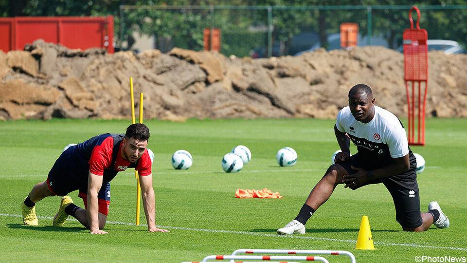 Joseph Akpala warmt mee op. Joseph Akpala