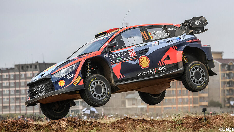 Thierry Neuville vliegt met zijn Hyundai over het rallyterrein in Nairobi. Hyundai