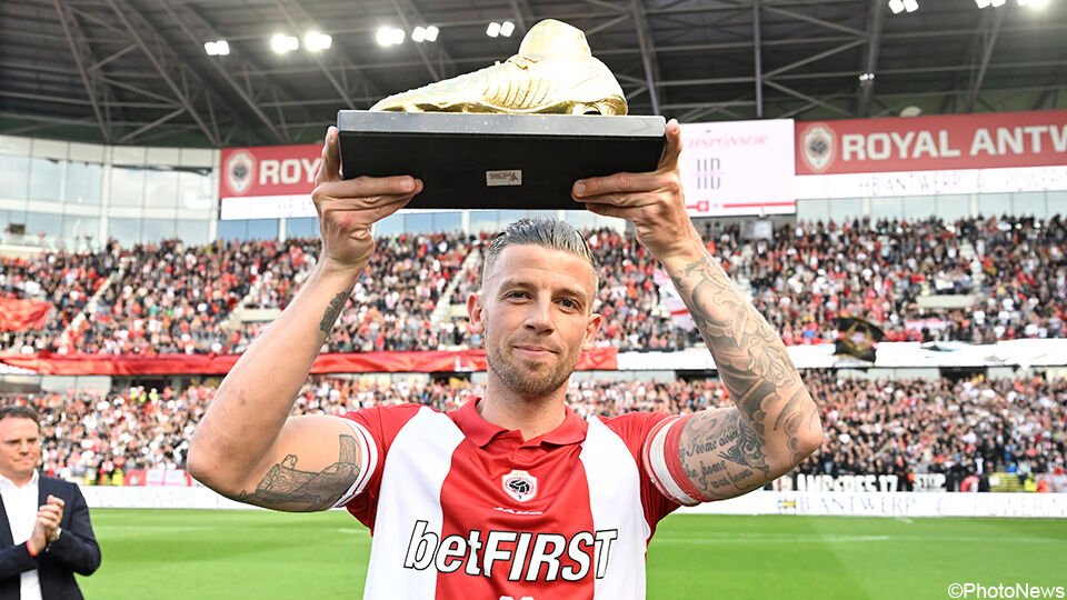 Toby Alderweireld met zijn Gouden Schoen. Toby Alderweireld