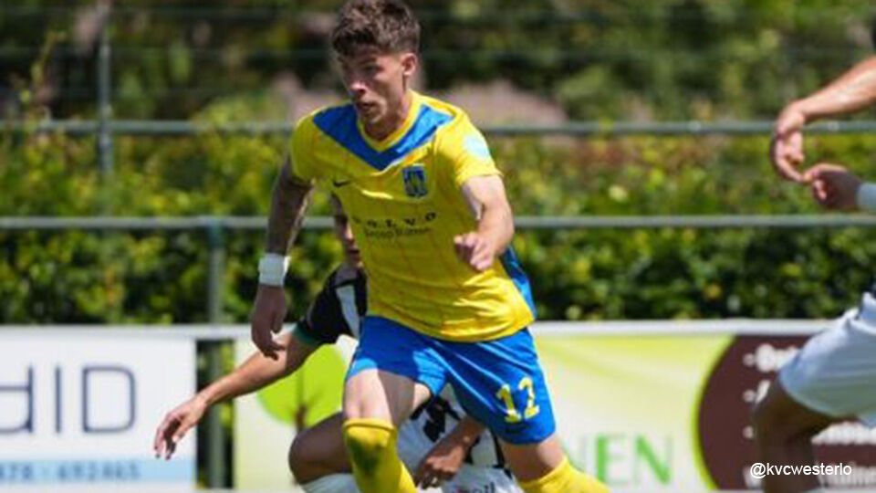 Speler van Westerlo dribbelt met de bal tegen Larnaca