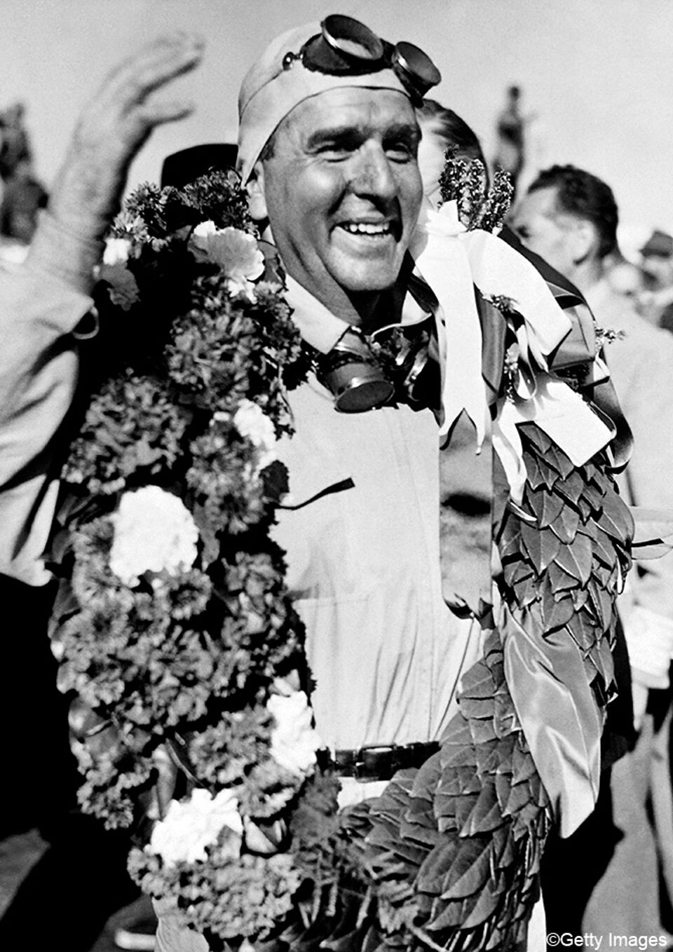 Winnaar Nino Farina met de zegekrans. Nino Farina