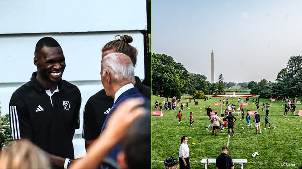 Christian Benteke schudt de hand van Joe Biden.