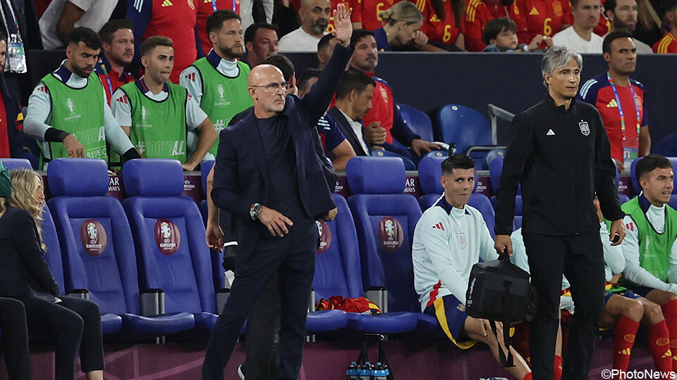 Luis de la Fuente geeft zijn team aanwijzingen.