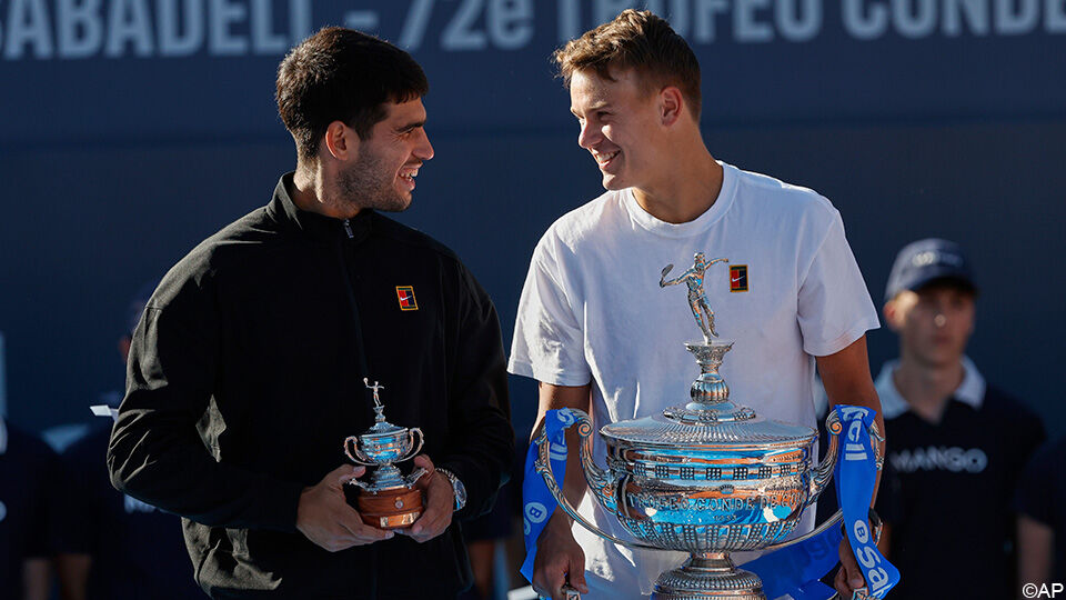 Carlos Alcaraz (links) en eindwinnaar Holger Rune (rechts).