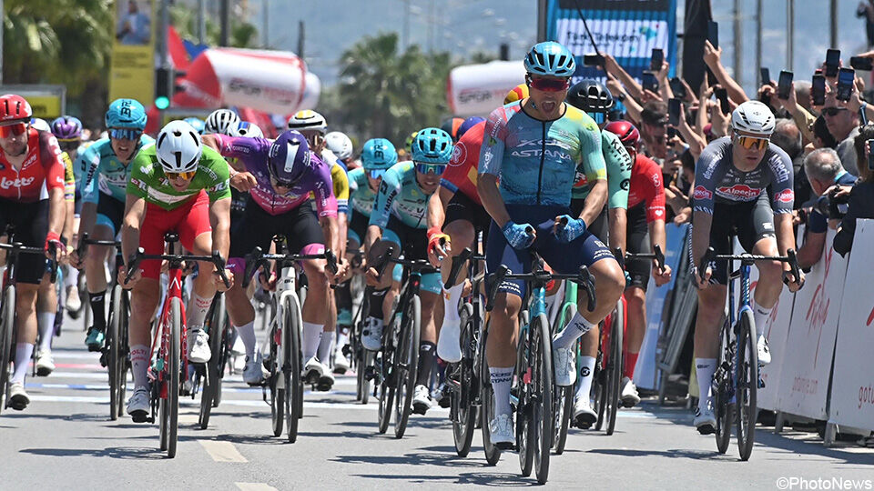 Even de spierballen tonen: Matteo Malucelli is de baas in de slotrit van de Ronde van Turkije.