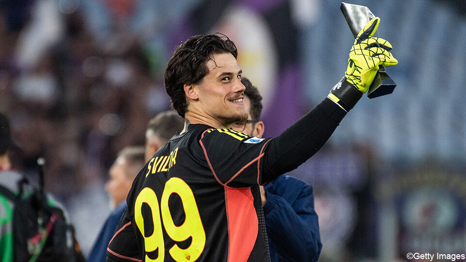 Mile Svilar met zijn trofee van Man van de Match tegen Fiorentina.