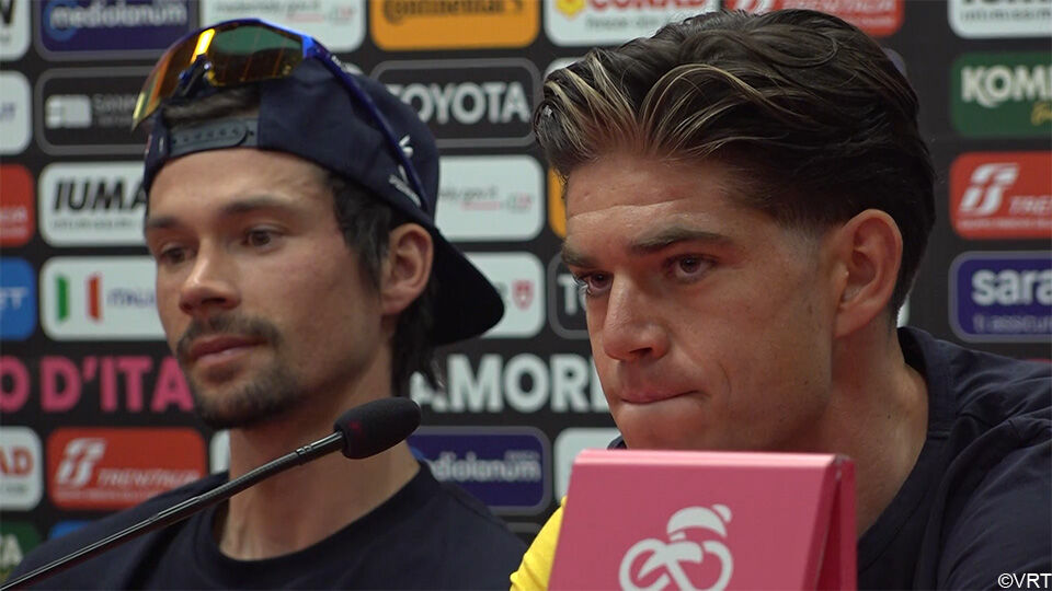 Wout van Aert (rechts) op de persconferentie voor de Giro.
