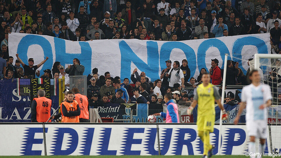 Lazio supporters tonen een spandoek met "oh noo" op.