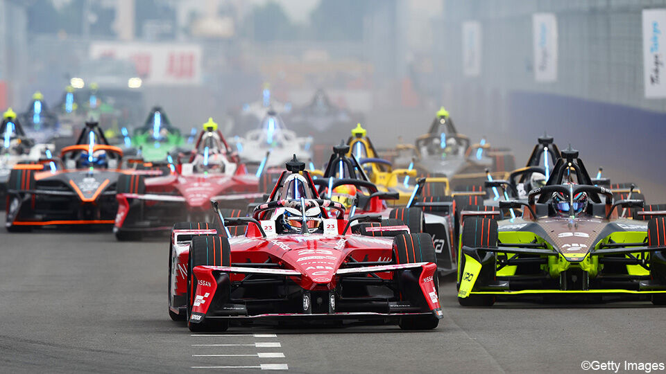 Oliver Rowland (in de rode bolide) was zondag de beste in Tokio.