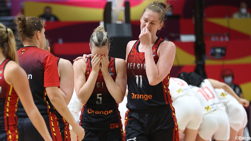 Tranen bij Kim Mestdagh en Emma Meesseman na het nipte verlies tegen Servië in 2021, de laatste nederlaag van de Belgian Cats op een EK.